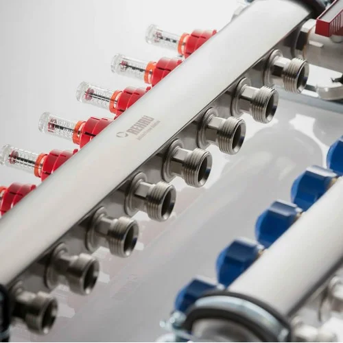 REHAU 13 ağızlı debi göstergeli çelik yerden ısıtma kollektörü.